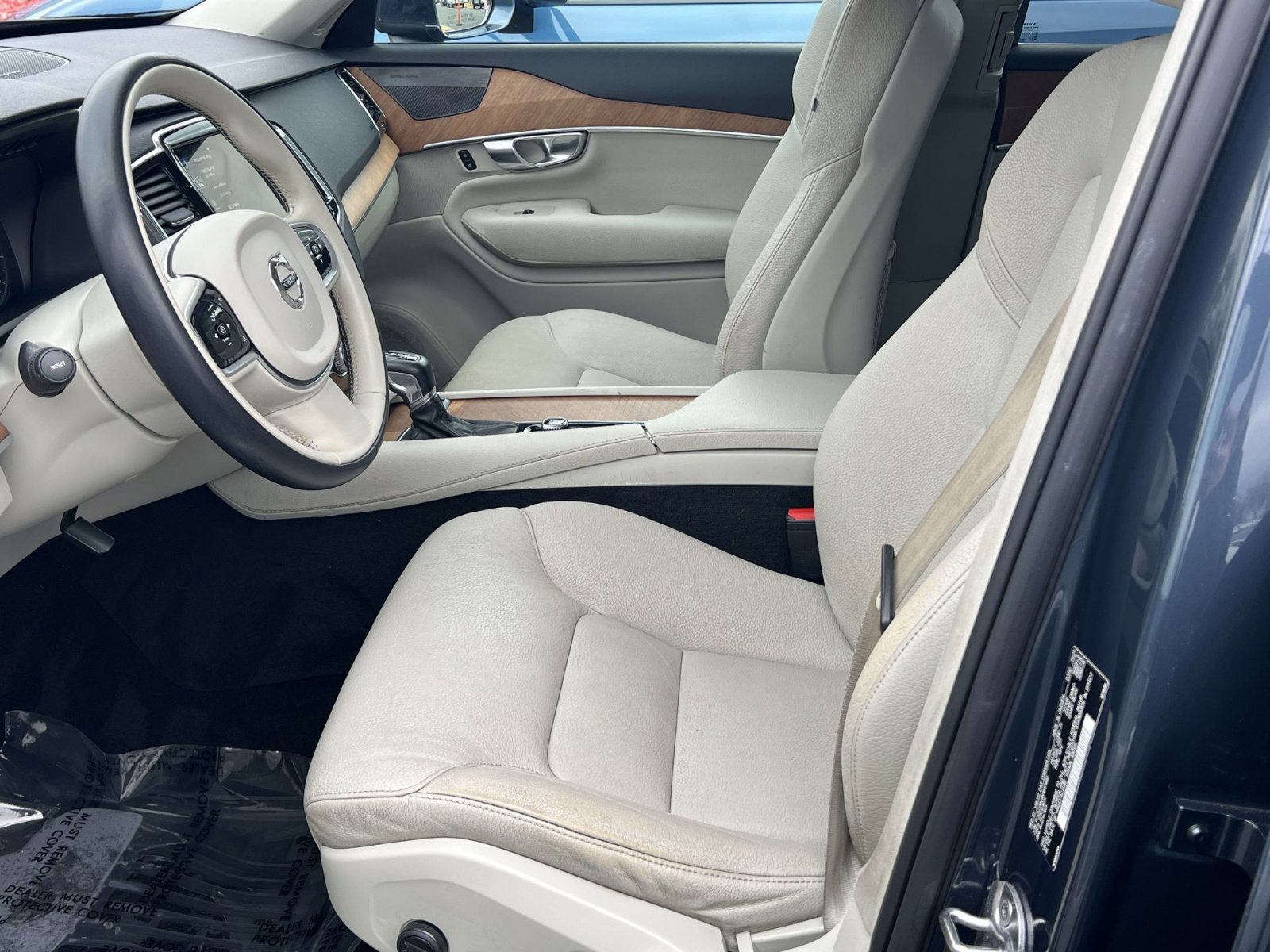 Used 2022 Volvo XC90 T6 Momentum w/ Advanced Package image 10