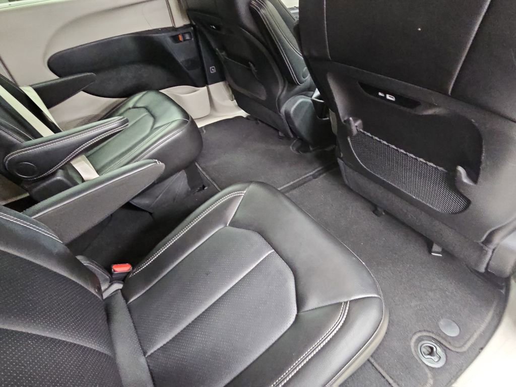Used 2024 Chrysler Pacifica Touring-L image 11