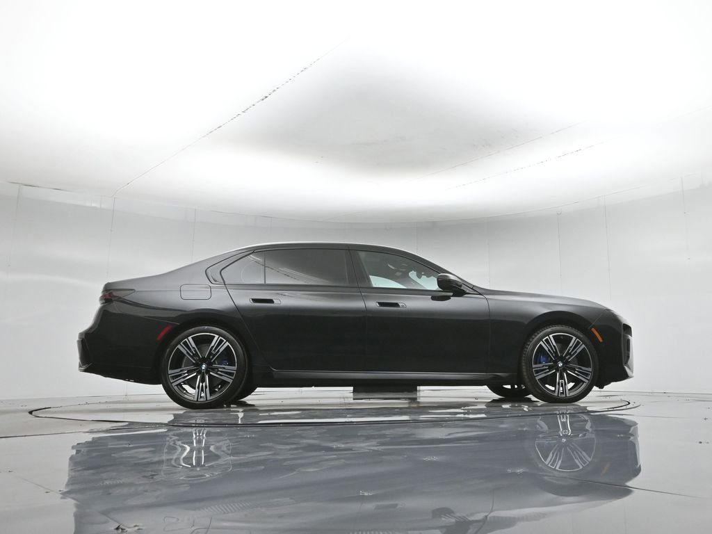 Used 2023 BMW 740i w/ Parking Assistance Package image 7