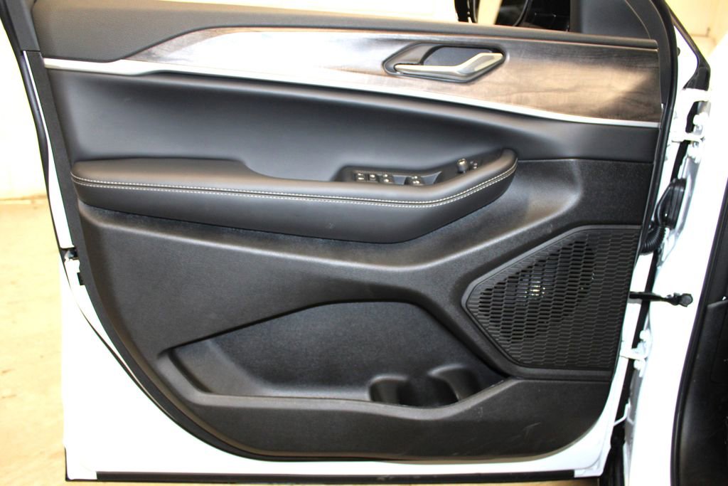 New 2026 Jeep Grand Cherokee Altitude image 27