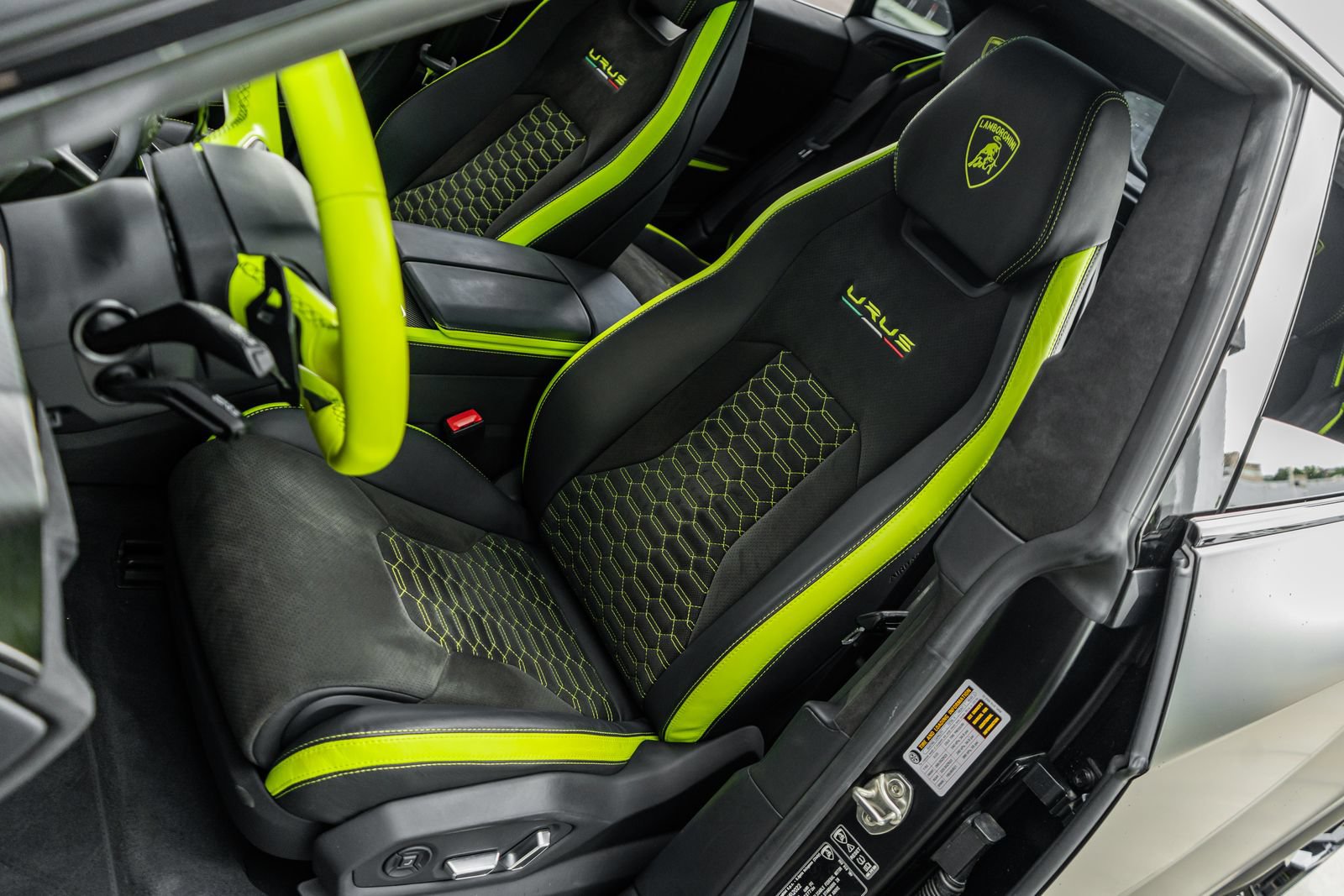 Used 2022 Lamborghini Urus AWD/4WD image 25