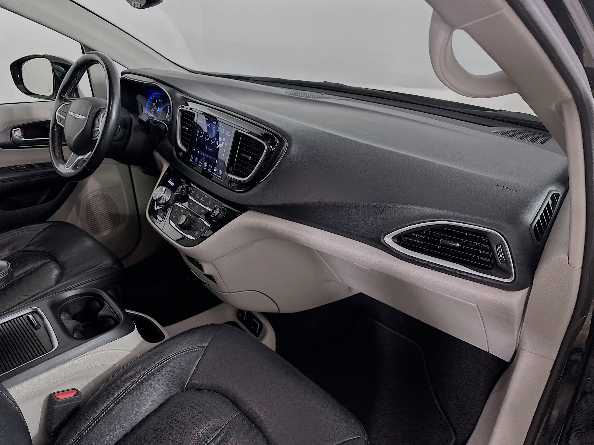 Used 2020 Chrysler Pacifica Touring-L Plus w/ Tire & Wheel Group image 38