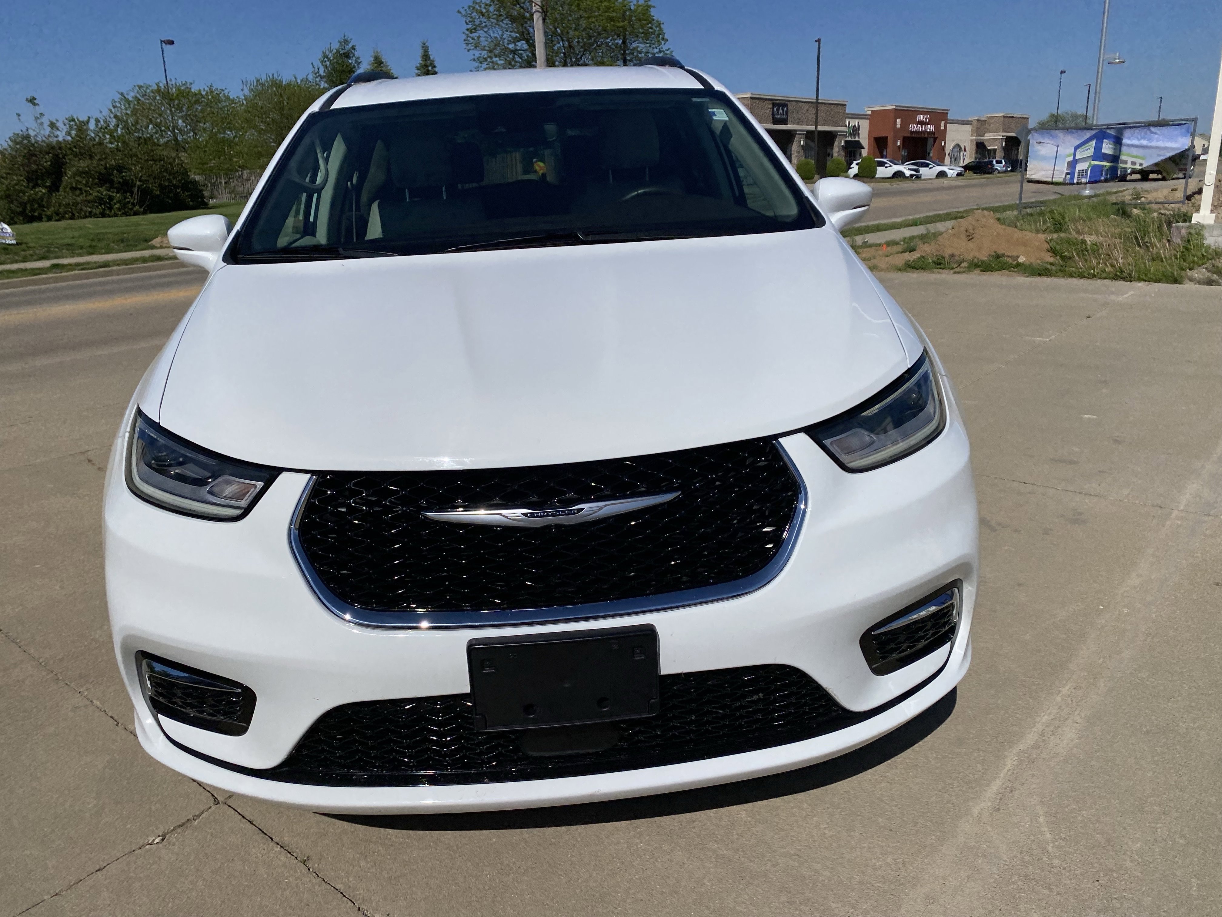 Used 2021 Chrysler Pacifica Touring-L w/ Uconnect Theater Family Group image 11