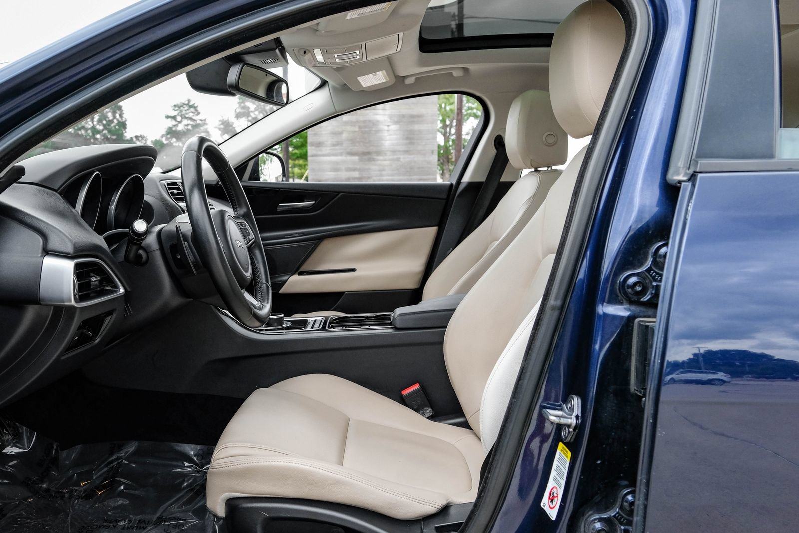 Used 2017 Jaguar XE RWD image 4