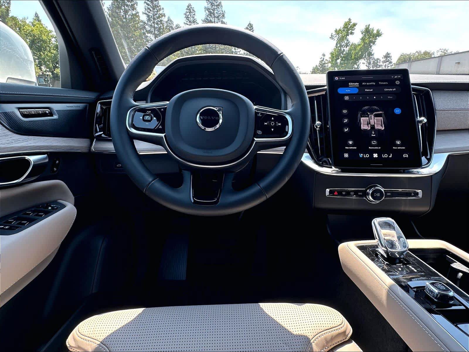 New 2026 Volvo XC90 T8 Ultra w/ Protection Package AWD/4WD image 15