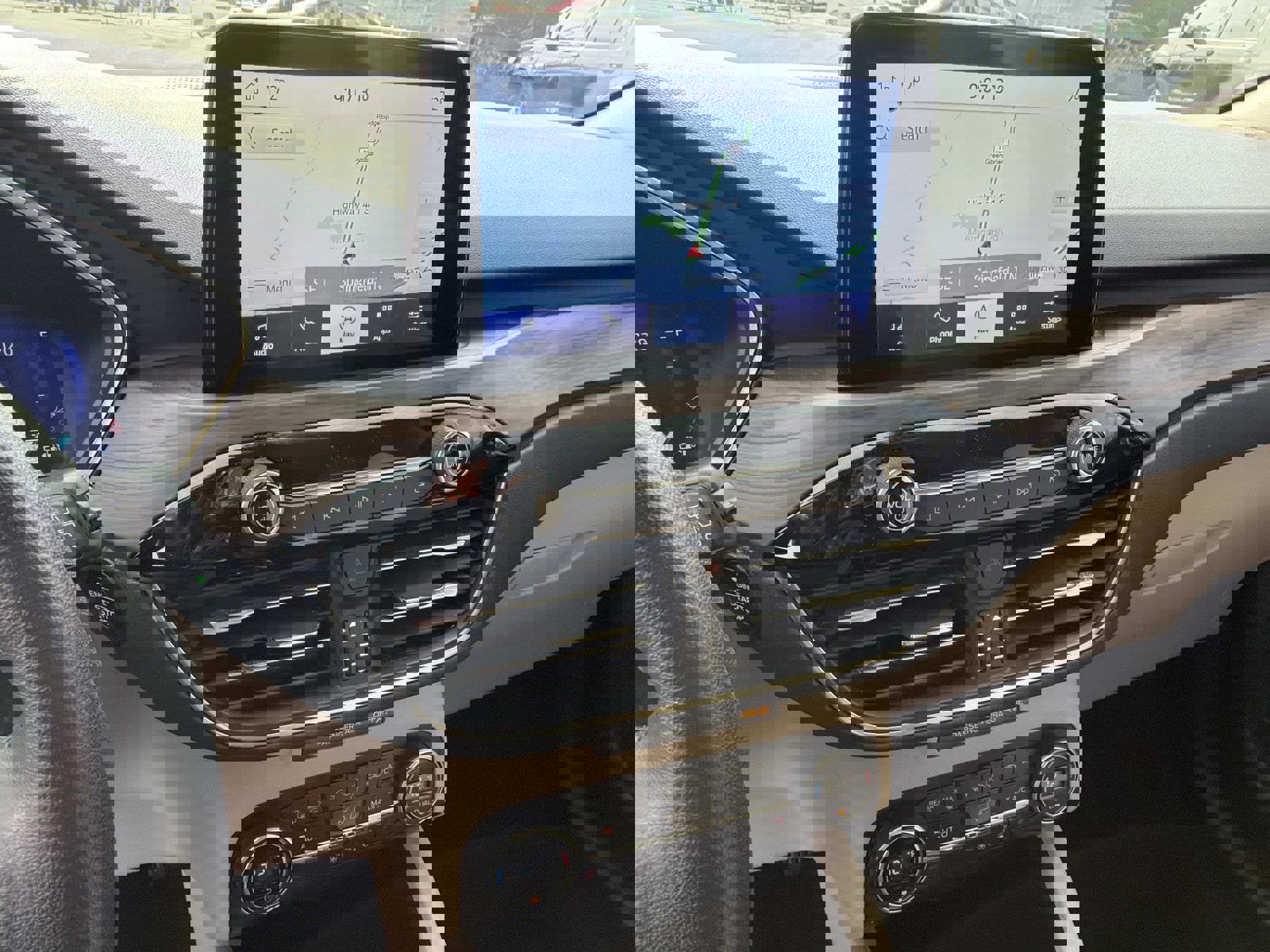 Used 2020 Ford Escape Titanium image 9