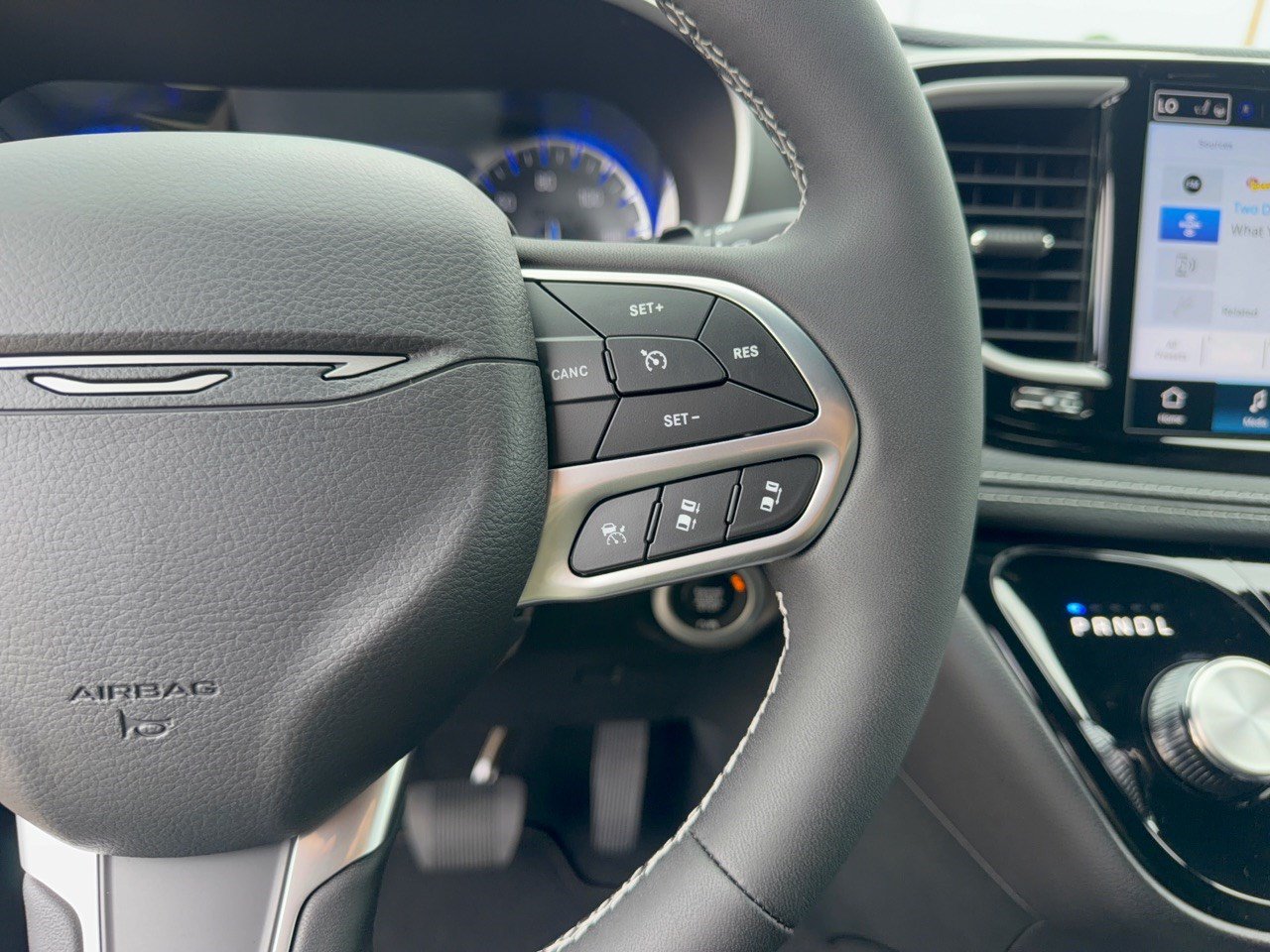 New 2027 Chrysler Pacifica Select FWD image 19