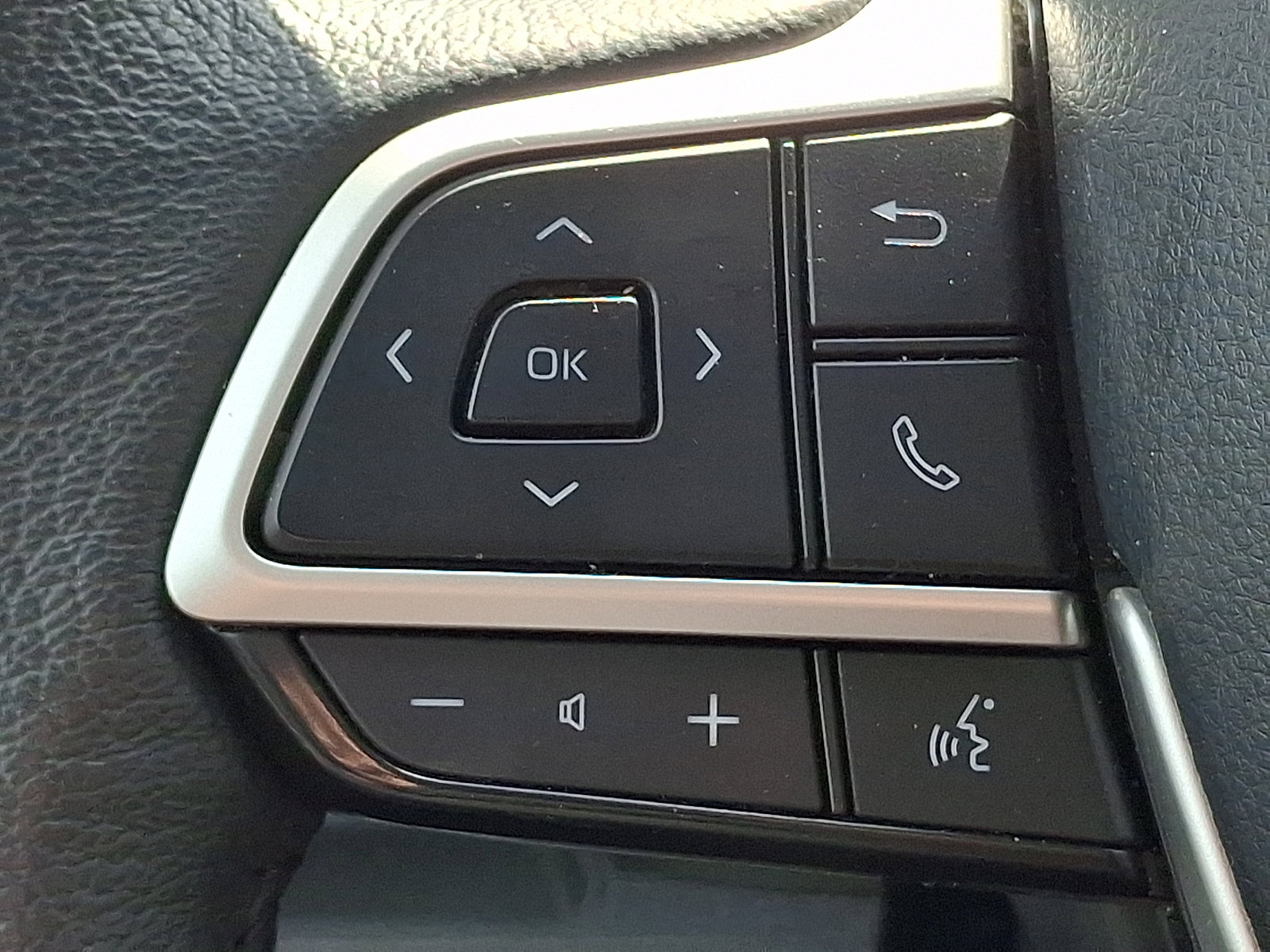 Certified 2025 Toyota Sienna XLE FWD image 23