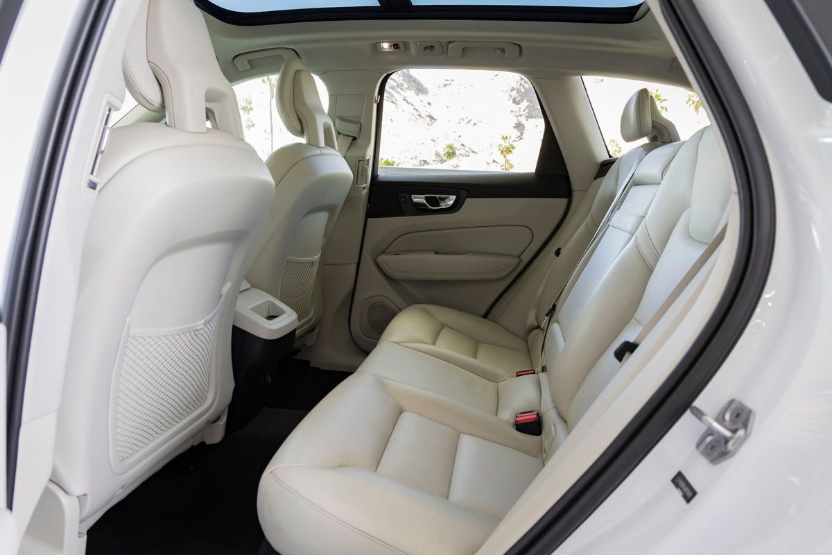 Used 2018 Volvo XC60 T5 Momentum w/ Vision Package image 20