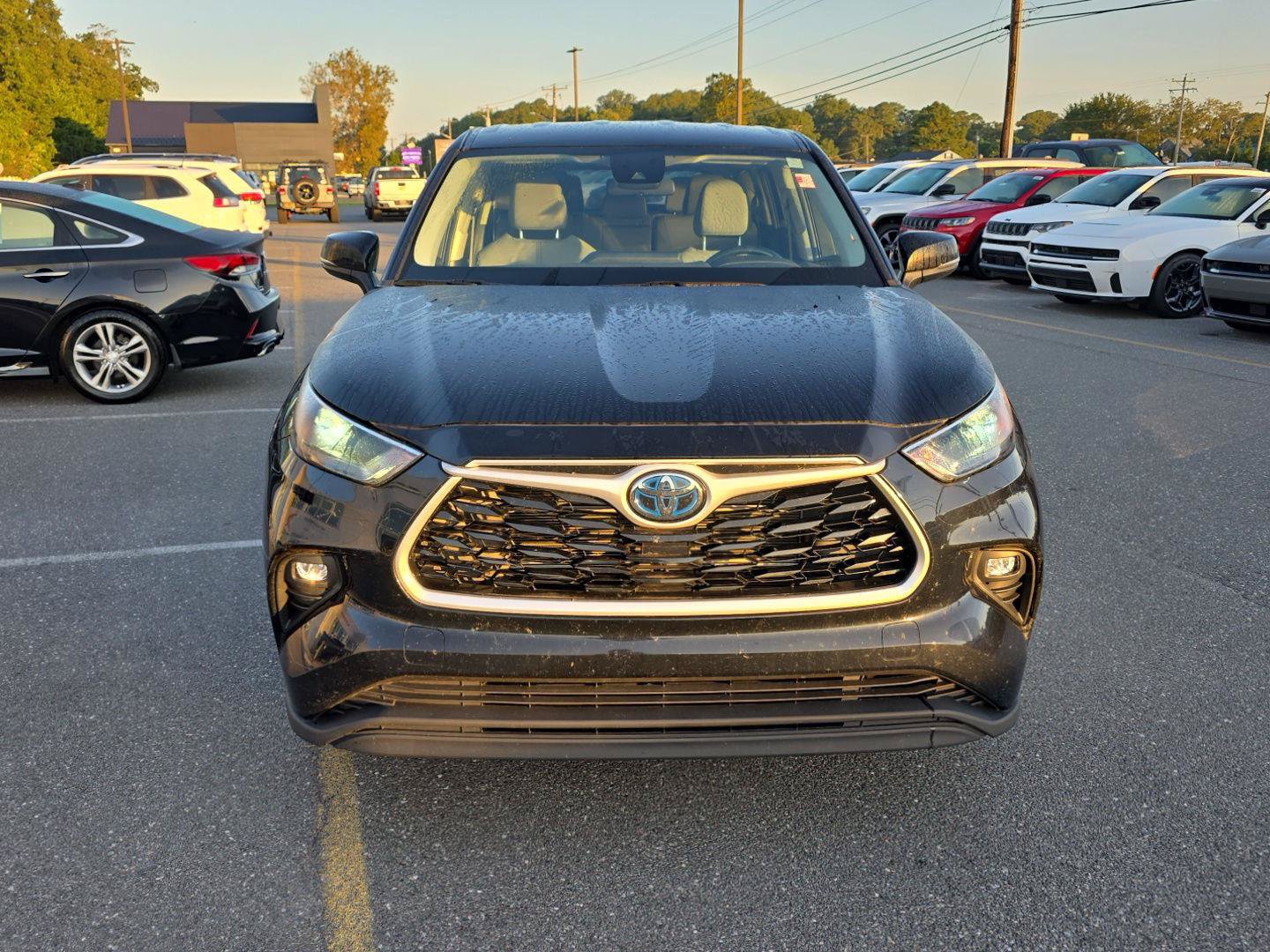 Used 2022 Toyota Highlander LE AWD/4WD image 2