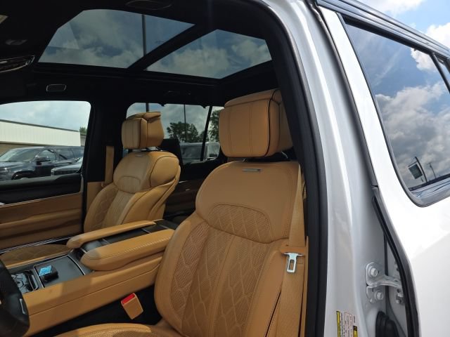 Used 2025 Jeep Grand Wagoneer Series III w/ Rear Seat Video Group 1 AWD/4WD image 12