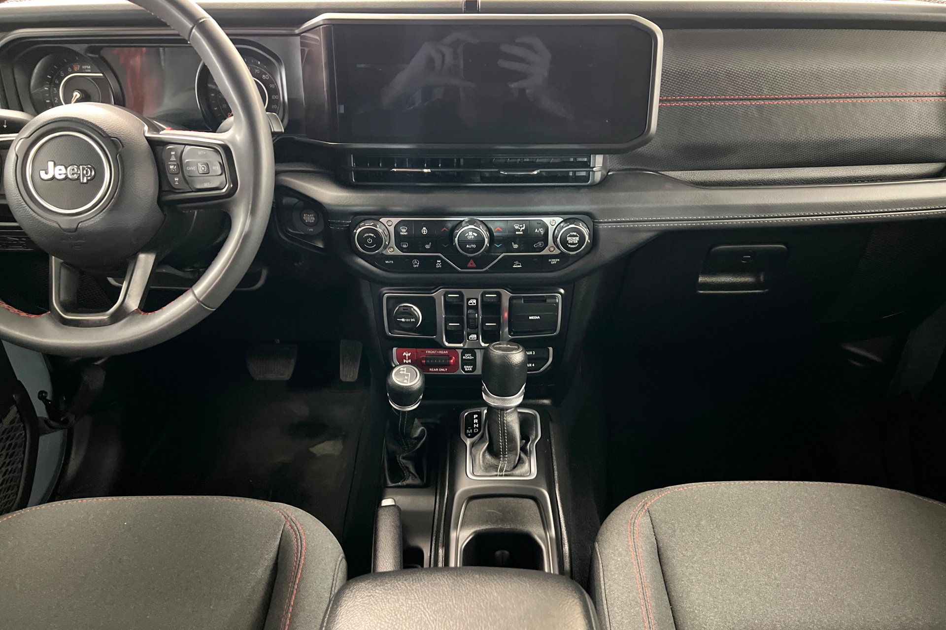 Used 2024 Jeep Gladiator Rubicon w/ Convenience Group AWD/4WD image 13