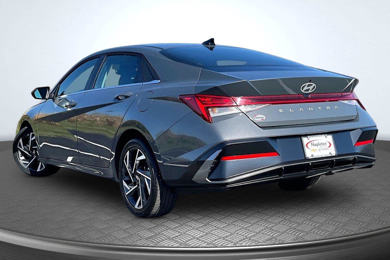 Used 2025 Hyundai Elantra SEL FWD image 13