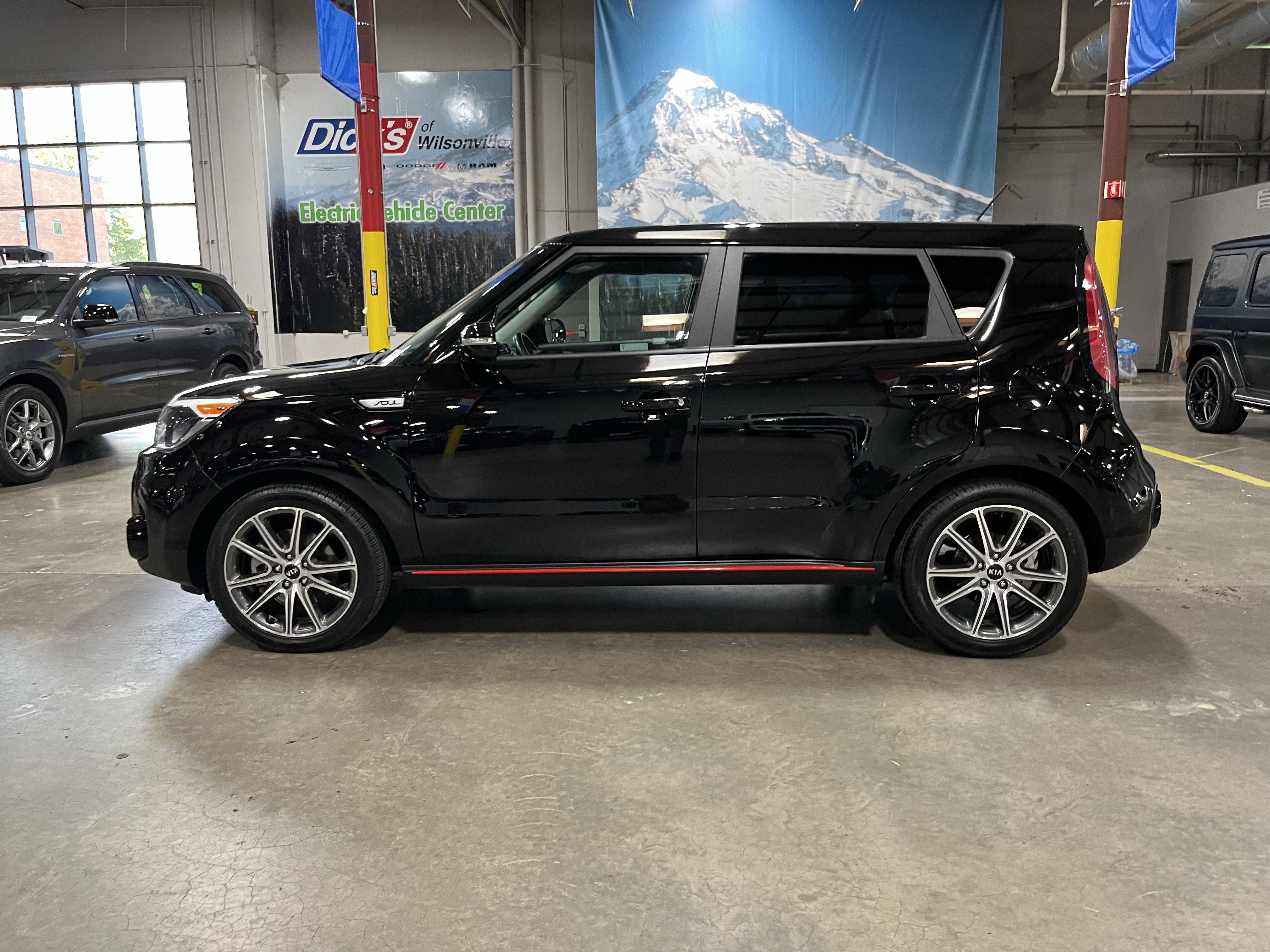 Used 2019 Kia Soul ! FWD image 2