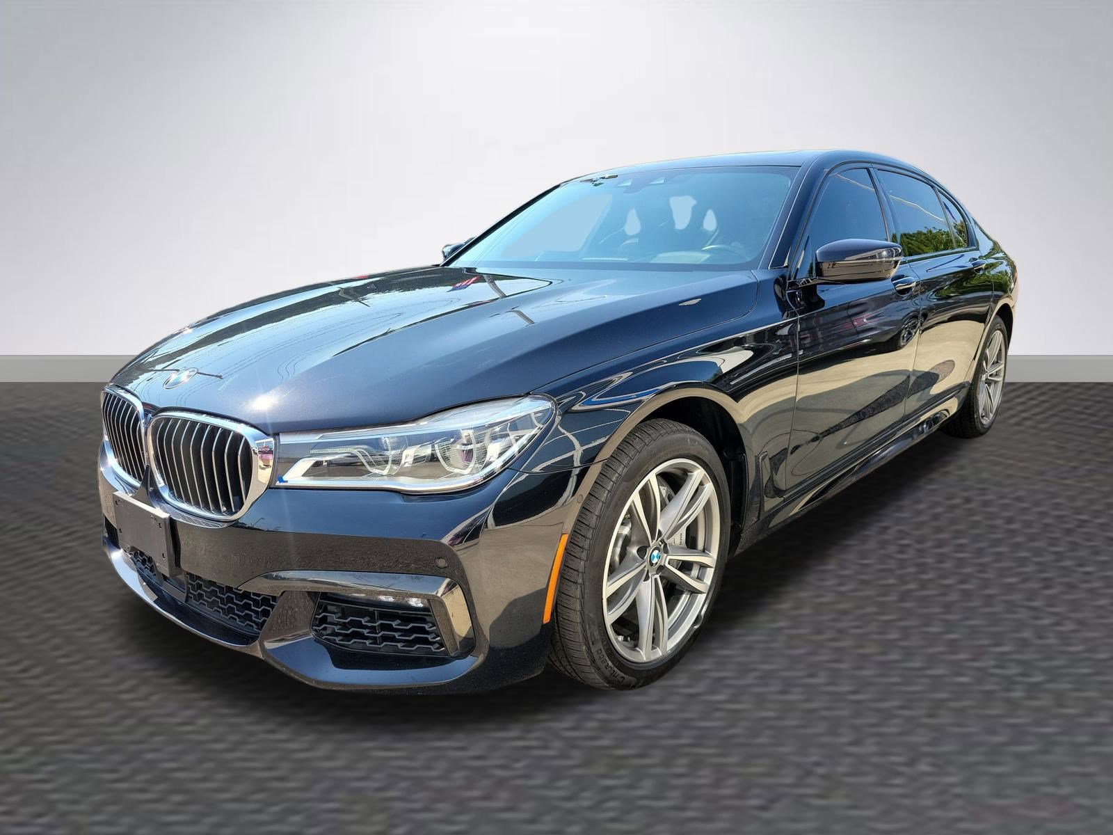 Used 2019 BMW 750i xDrive w/ Executive Package image 3