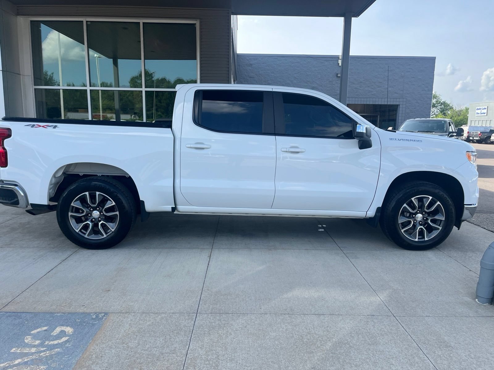 Used 2022 Chevrolet Silverado 1500 LT AWD/4WD image 8