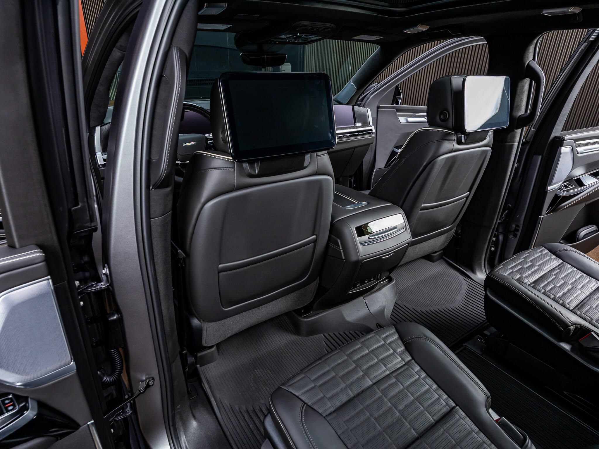Used 2026 Cadillac Escalade V w/ LPO, Onyx Lite Package AWD/4WD image 33