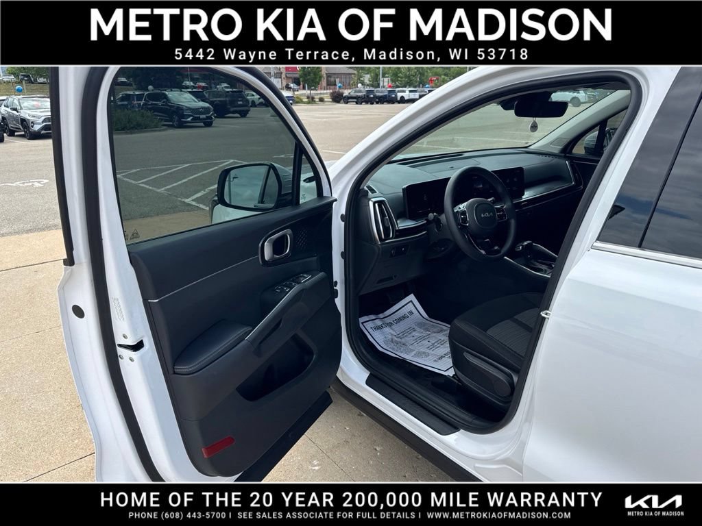 Used 2025 Kia Sorento LX FWD image 11
