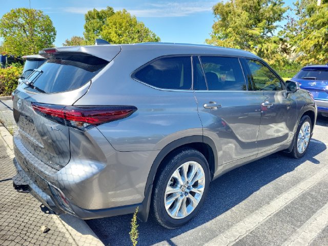 Used 2026 Toyota Highlander Limited AWD/4WD image 3