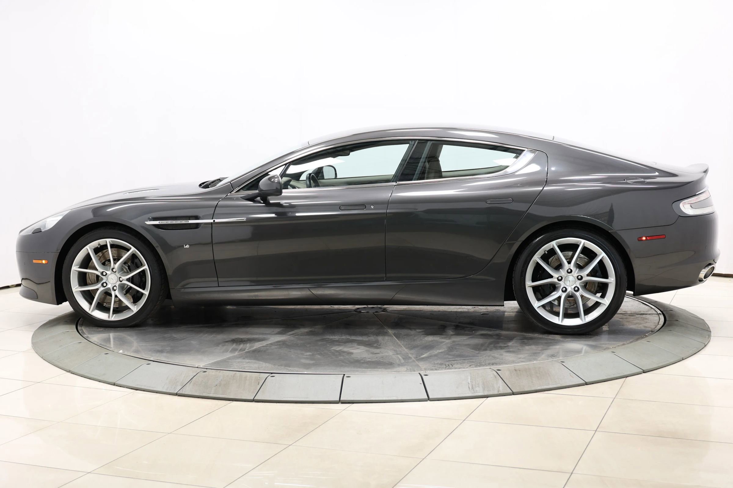 Used 2017 Aston Martin Rapide S image 7