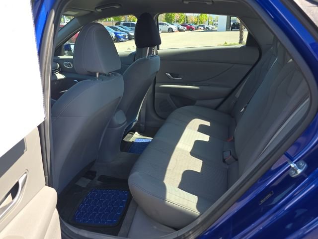 Used 2023 Hyundai Elantra SE w/ Preferred Accessory Package FWD image 12