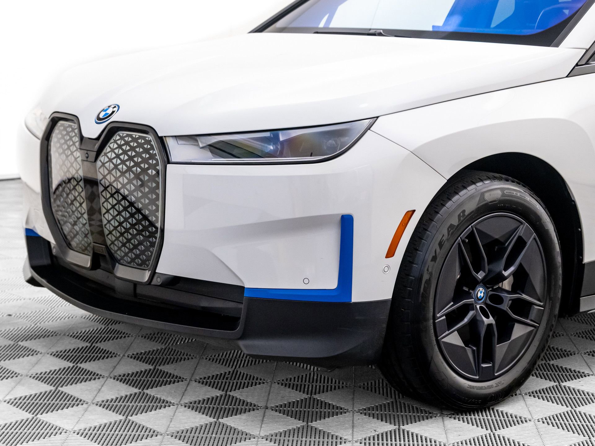 Used 2024 BMW iX xDrive50 w/ Convenience Package image 37