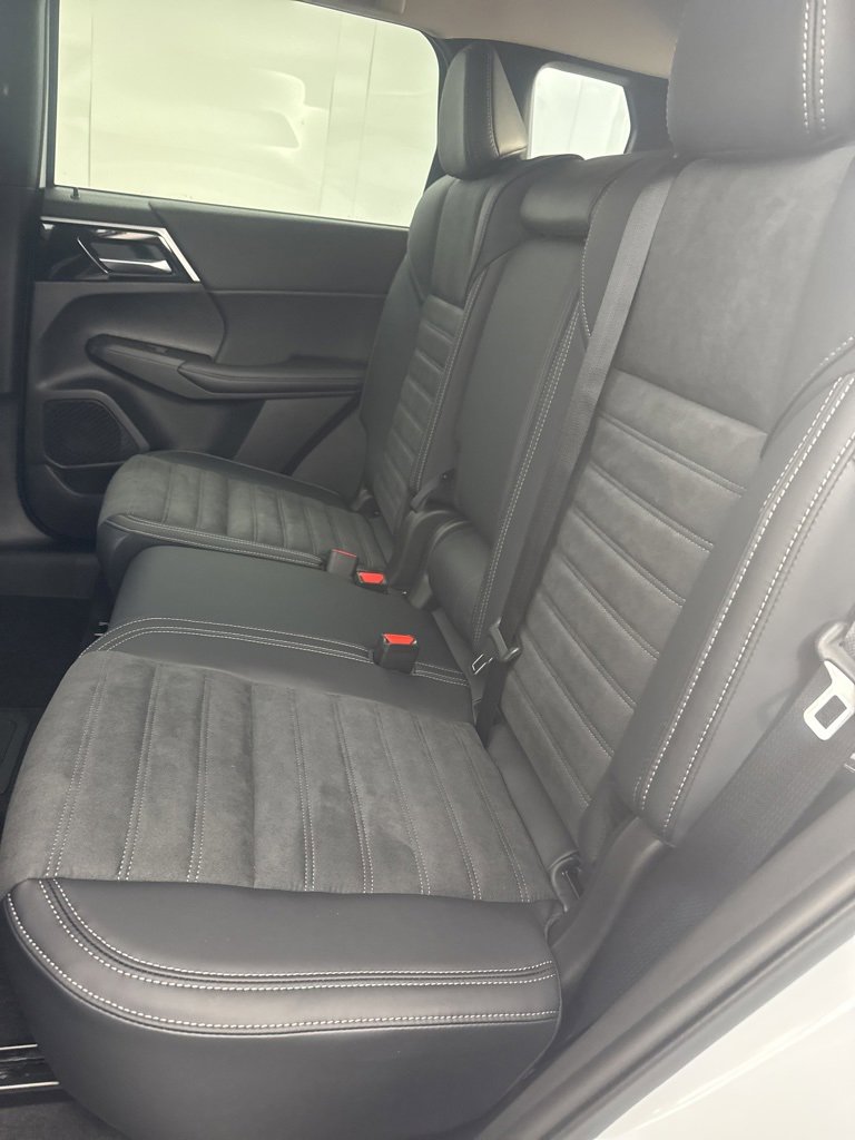 New 2025 Mitsubishi Outlander SE image 27