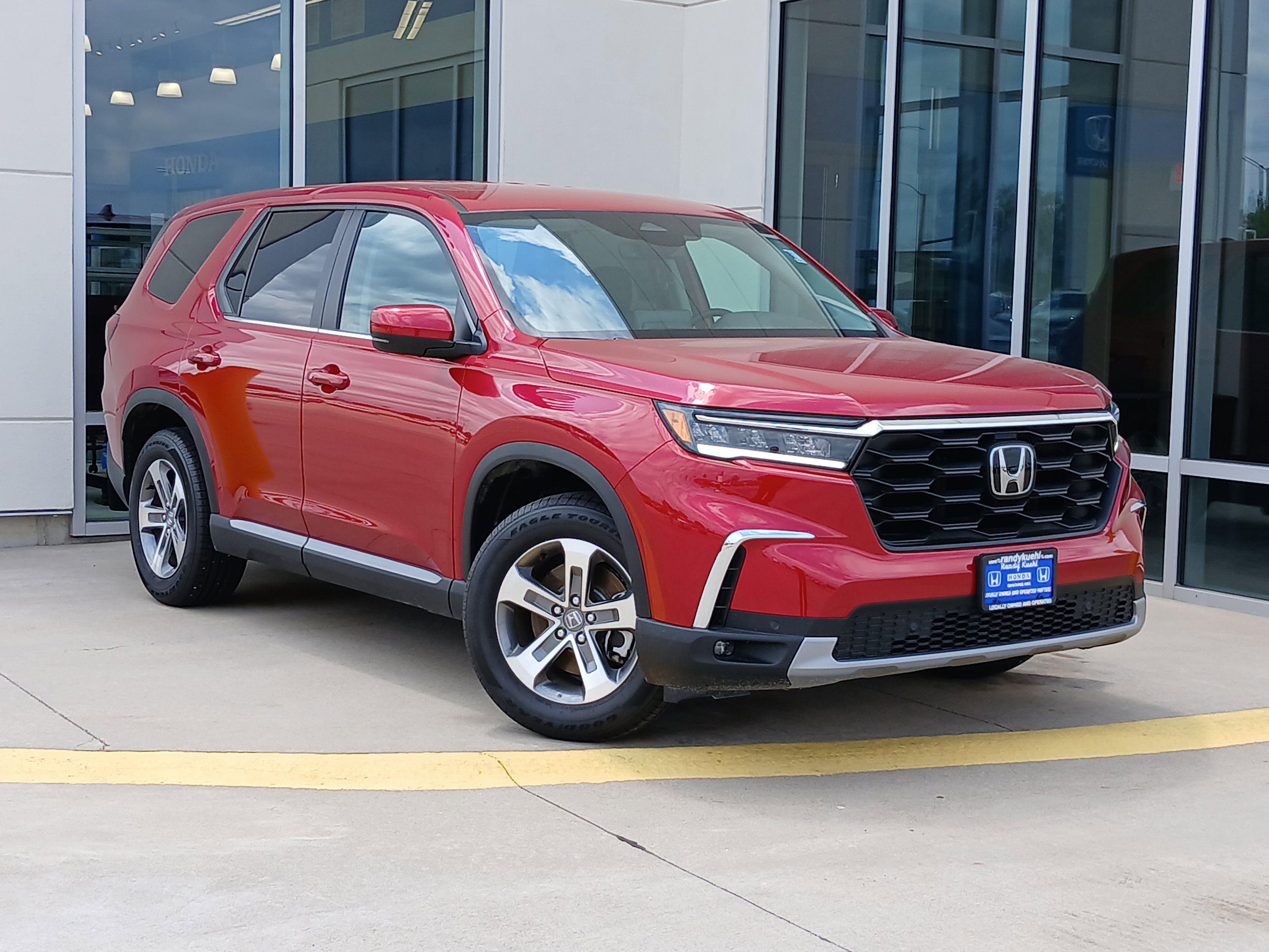 Used 2025 Honda Pilot EX-L image 2