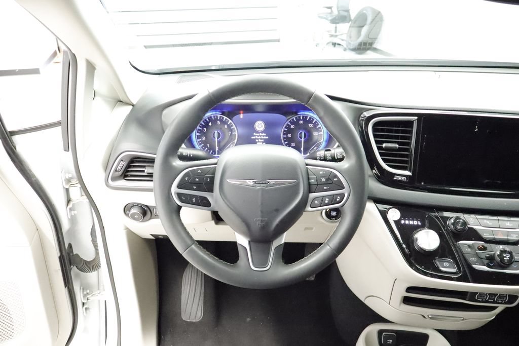 Certified 2023 Chrysler Pacifica Touring-L FWD image 29