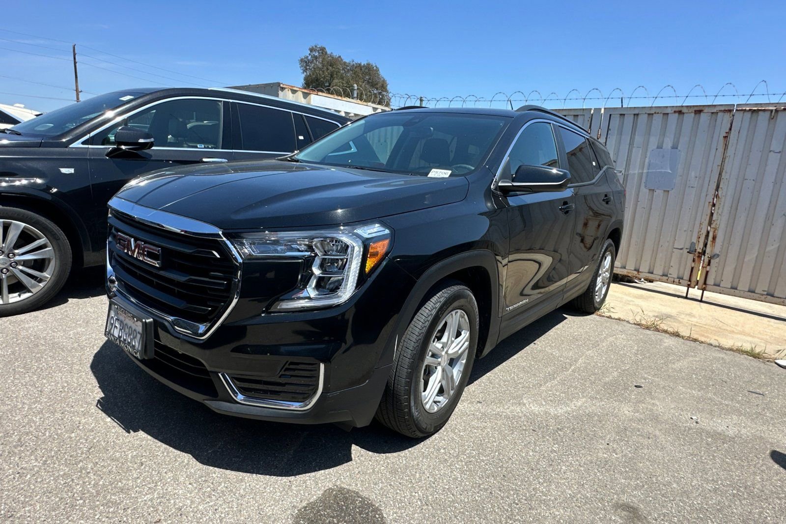 Used 2023 GMC Terrain SLE w/ Driver Convenience Package FWD image 2