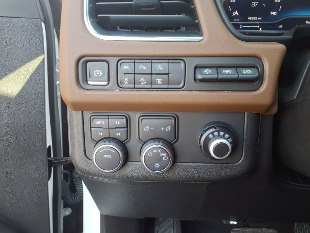 Used 2023 Chevrolet Tahoe High Country AWD/4WD image 15