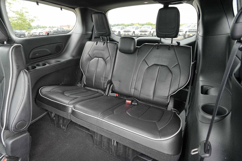 Used 2025 Chrysler Pacifica Limited FWD image 20