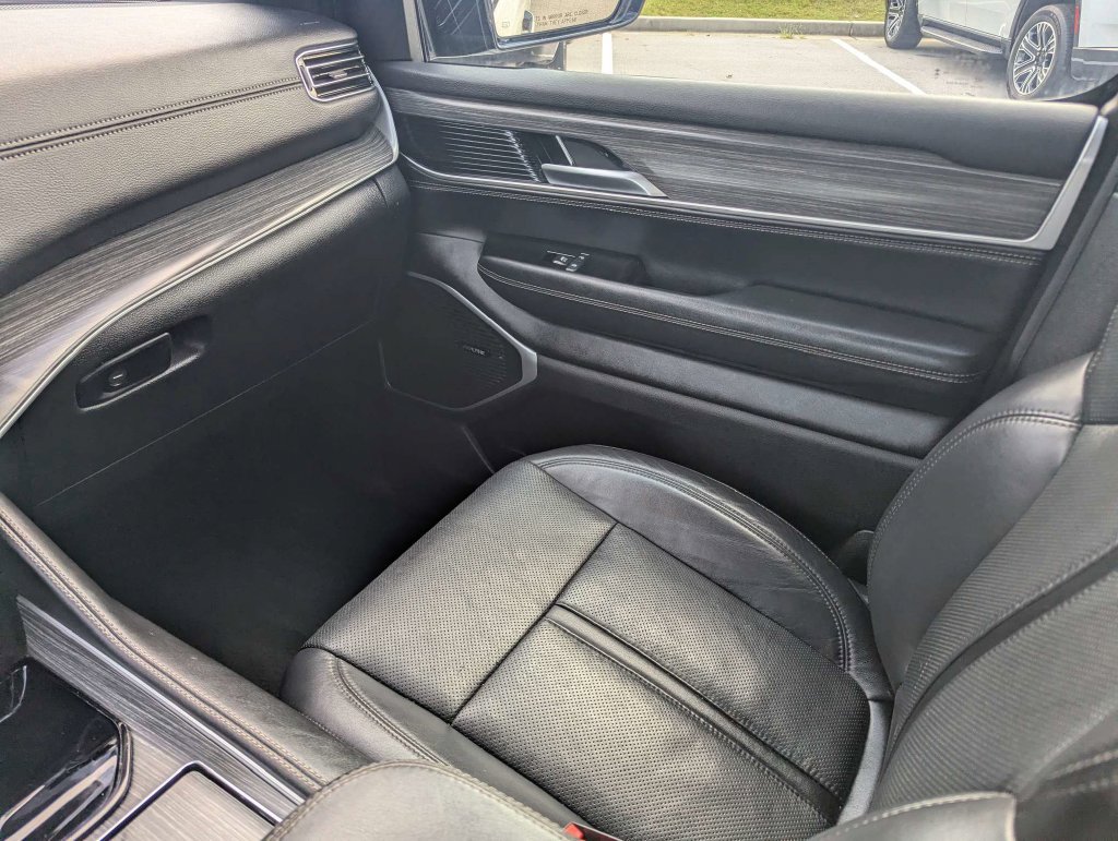 Used 2024 Jeep Wagoneer L Series II w/ Flexible Seating Group AWD/4WD image 17