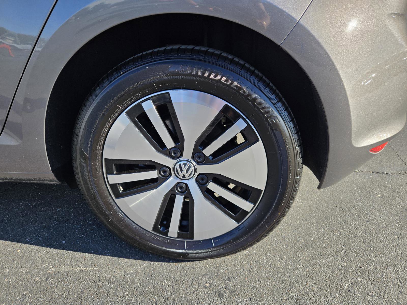 Used 2016 Volkswagen e-Golf SE w/ DC Fast Charging Package image 33