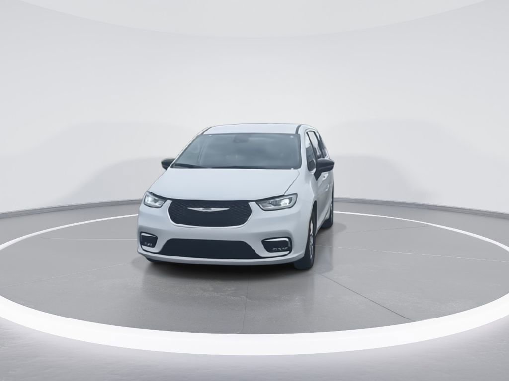 Used 2024 Chrysler Pacifica Touring-L FWD image 3