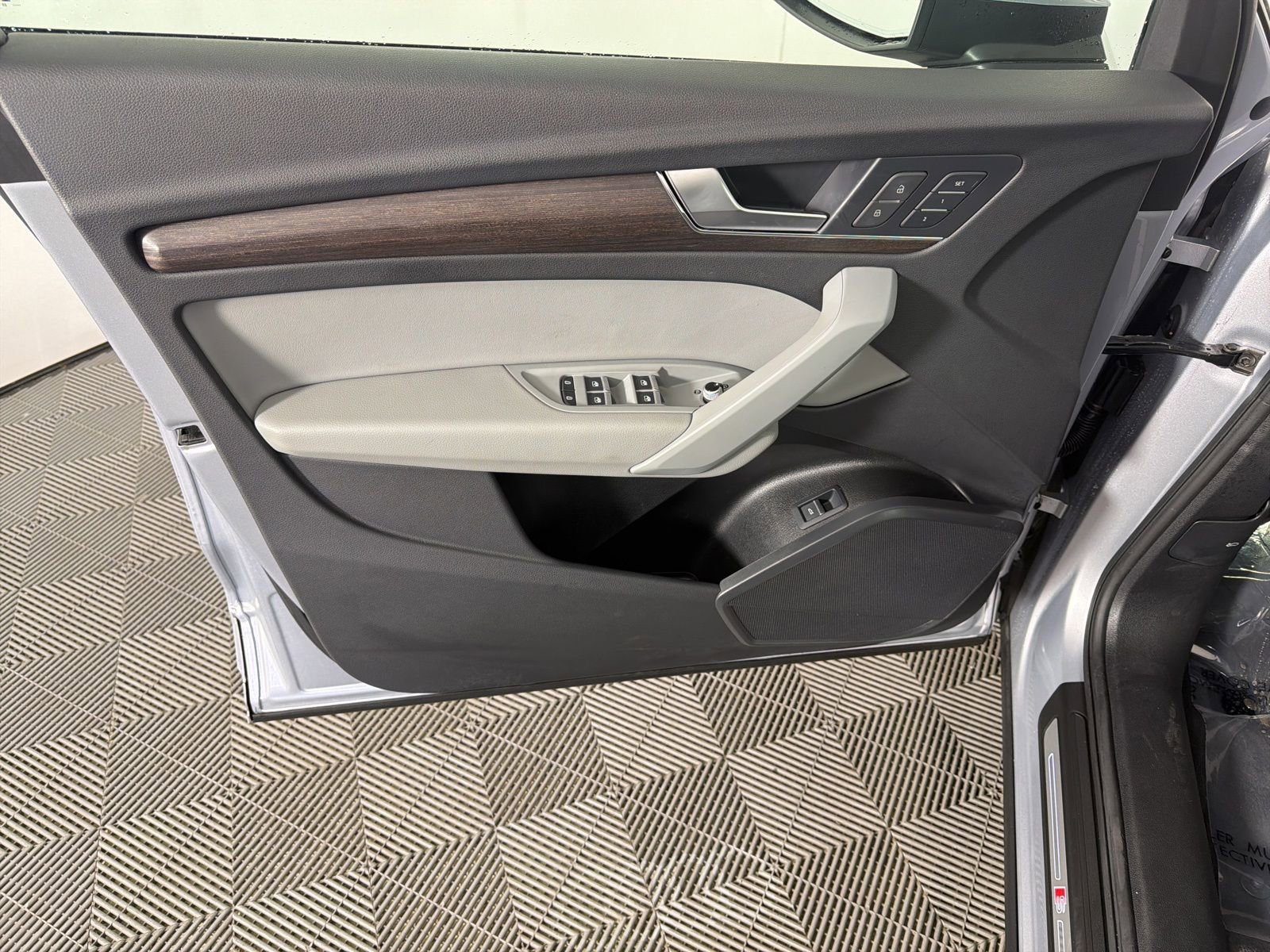 Used 2023 Audi Q5 2.0T Premium w/ Convenience Package image 14