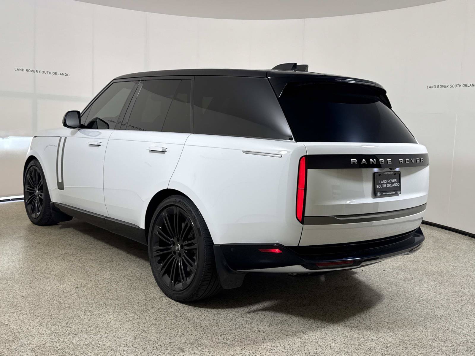 Used 2025 Land Rover Range Rover SE AWD/4WD image 3