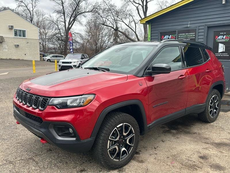 Used 2025 Jeep Compass Trailhawk AWD/4WD image 3