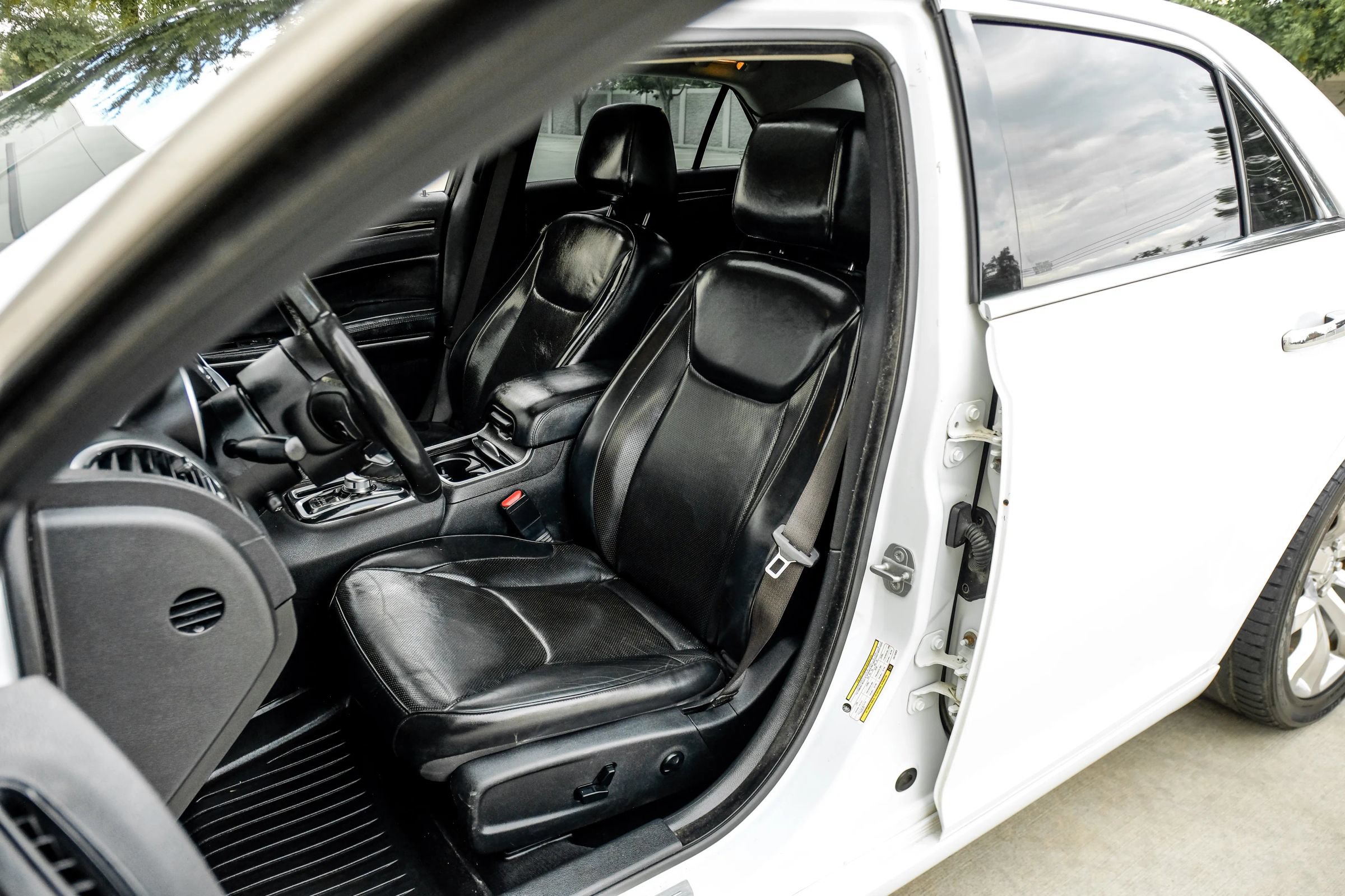 Used 2020 Chrysler 300 Limited RWD image 37