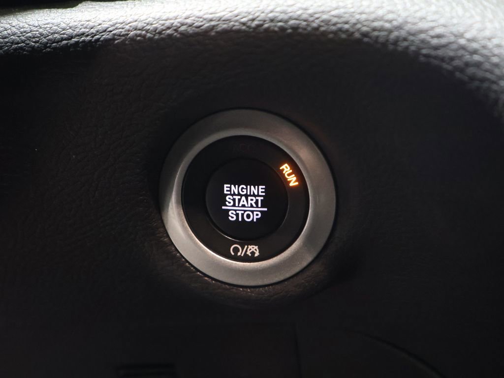 Certified 2025 Chrysler Pacifica Limited image 30