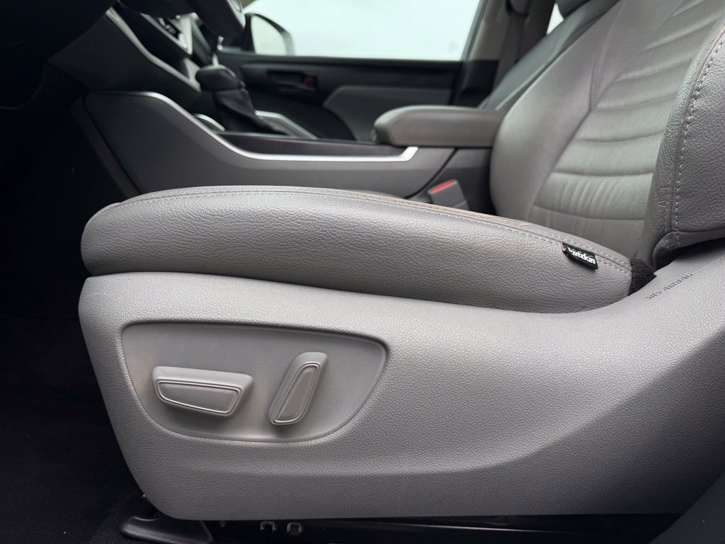 Used 2021 Toyota Highlander L FWD image 25