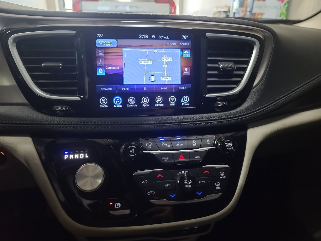 Used 2017 Chrysler Pacifica Limited FWD image 11