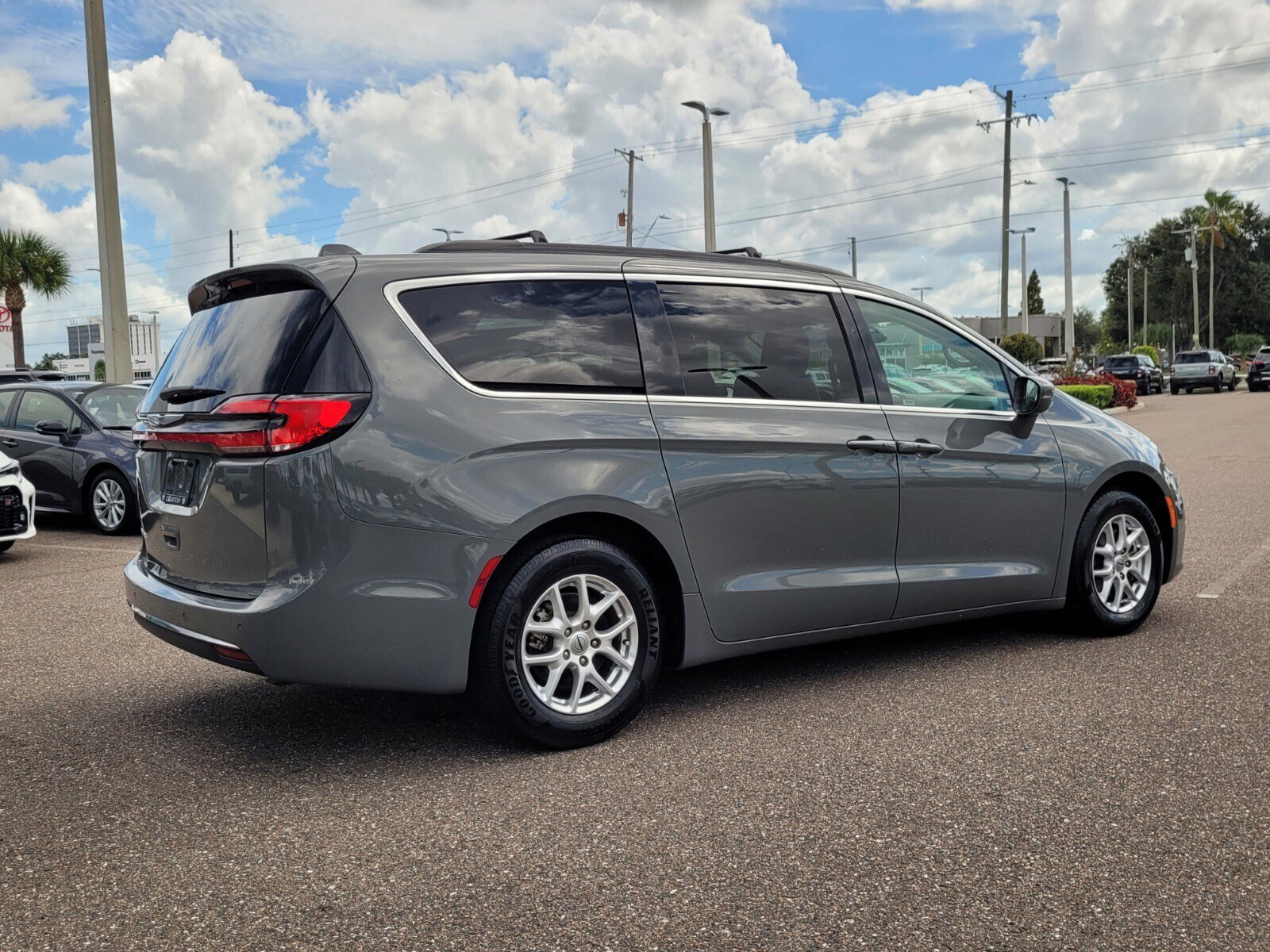 Used 2022 Chrysler Pacifica Touring-L image 6