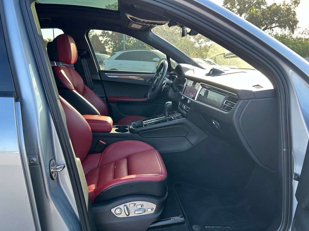 Used 2024 Porsche Macan AWD/4WD image 36