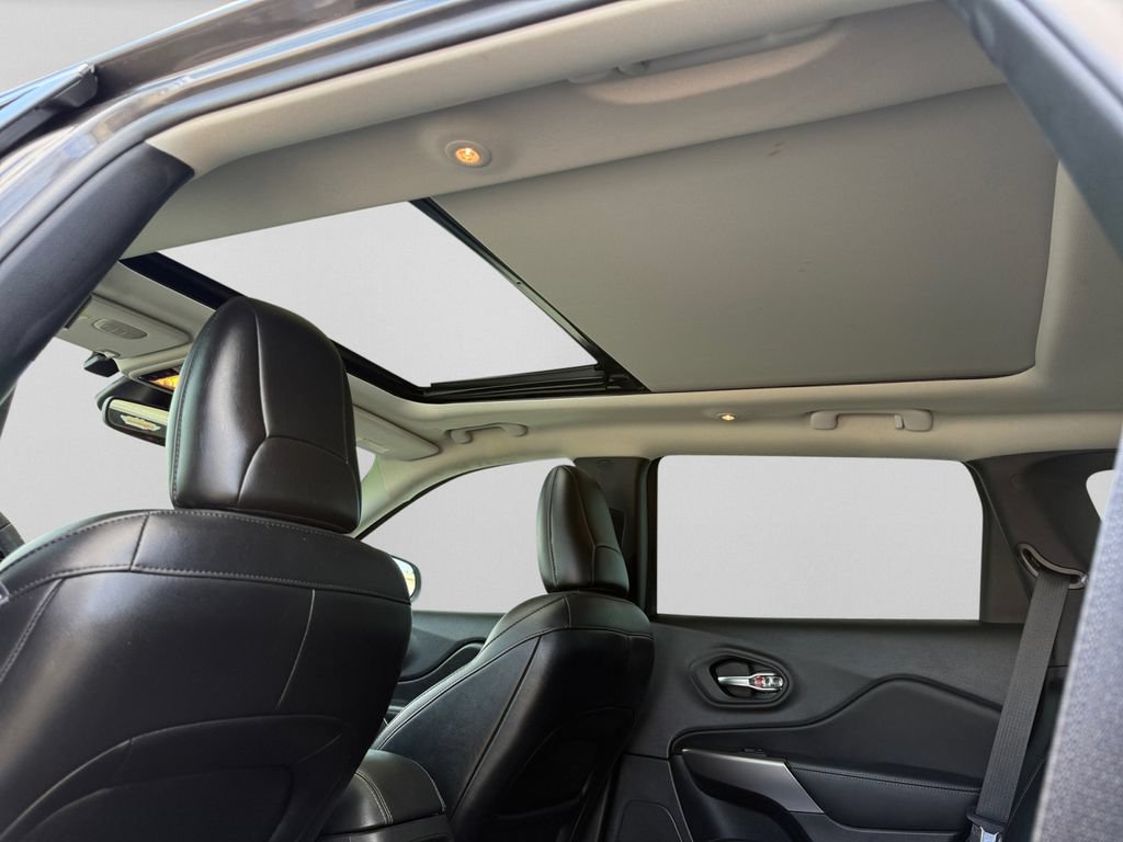 Certified 2022 Jeep Cherokee Limited AWD/4WD image 13