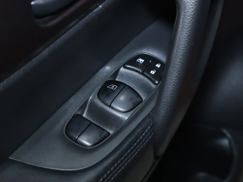 Used 2018 Nissan Rogue Sport S image 16