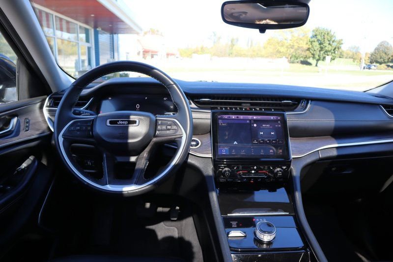 Used 2022 Jeep Grand Cherokee L Limited image 11