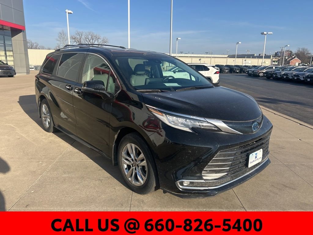 Used 2022 Toyota Sienna Limited image 3