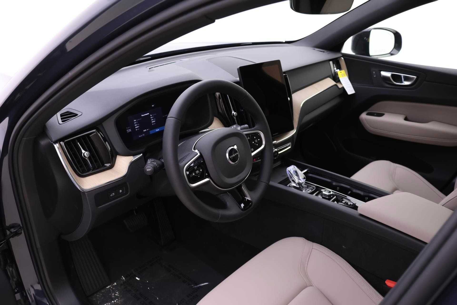 New 2026 Volvo XC60 T8 Plus w/ Protection Package Premier image 6