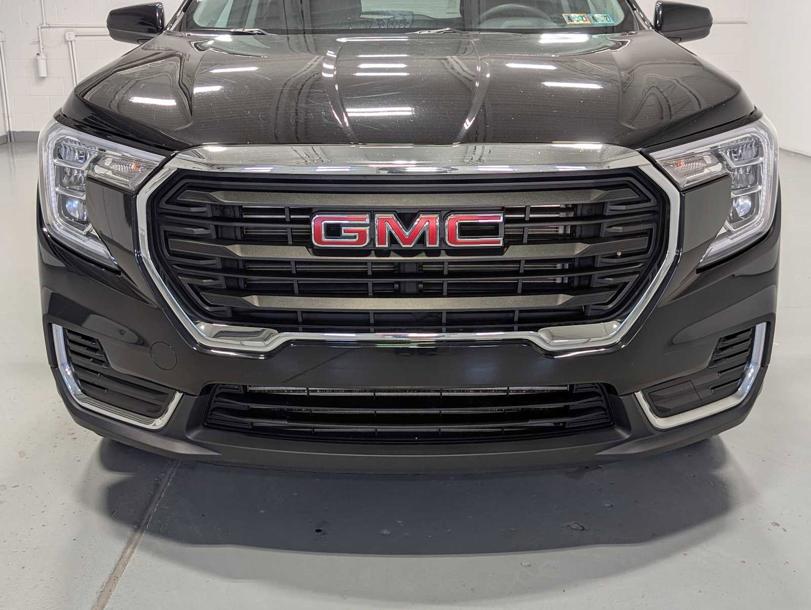 Used 2022 GMC Terrain SLE w/ Driver Convenience Package image 2
